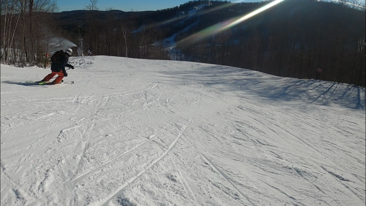 Skier sous le soleil à Sommet Morin-Heights