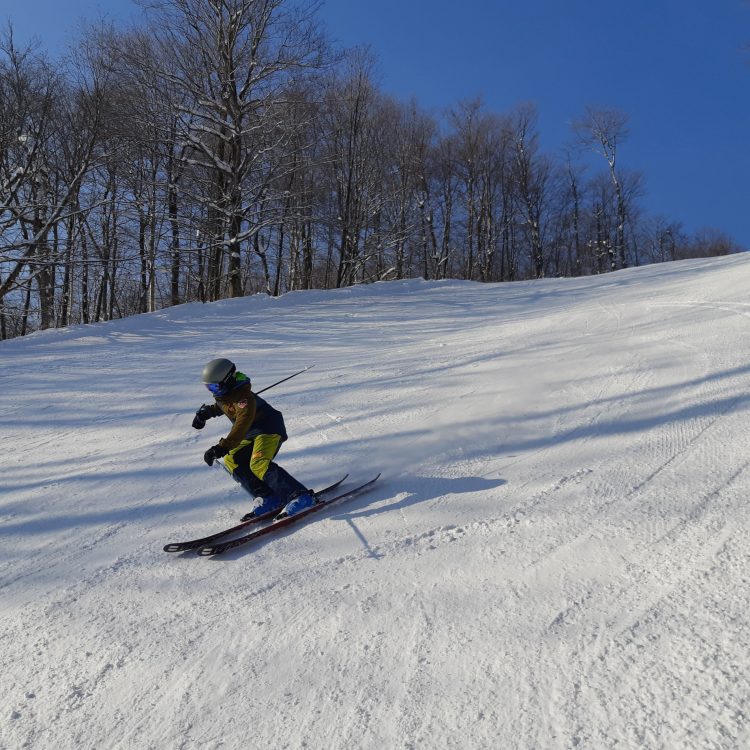 Première trace et ski de printemps au Sommet Morin Heights