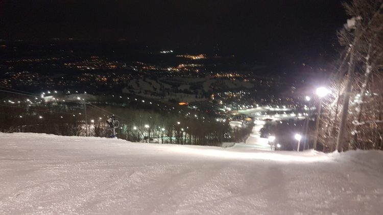Ski Bromont  en soirée le 10 février —  le ciel s’éclaircit !