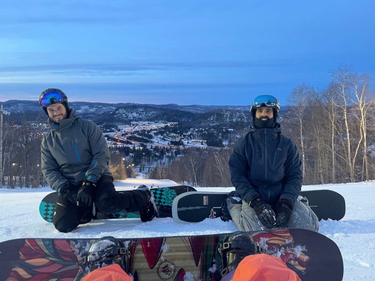 Éclat de rires et descentes endiablées: soirée de ski “entre boys” à St-Sauveur
