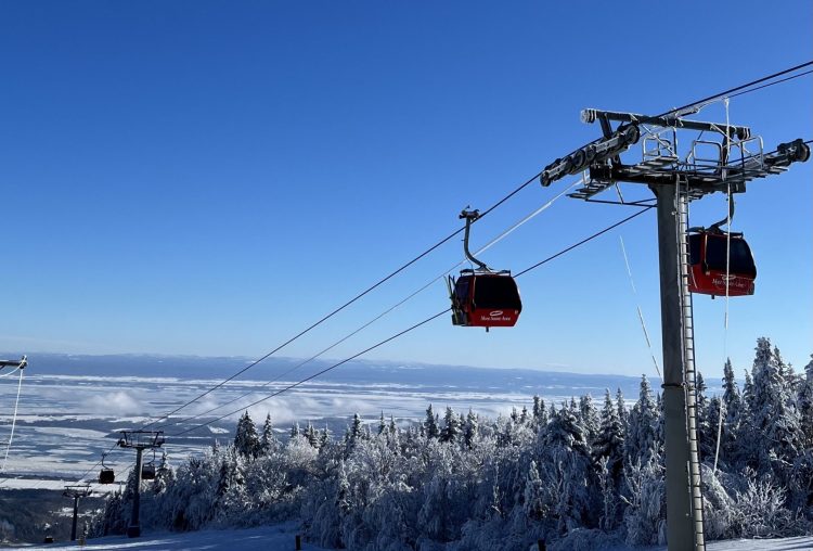 Ciel bleu et conditions hivernales au Mont Sainte-Anne
