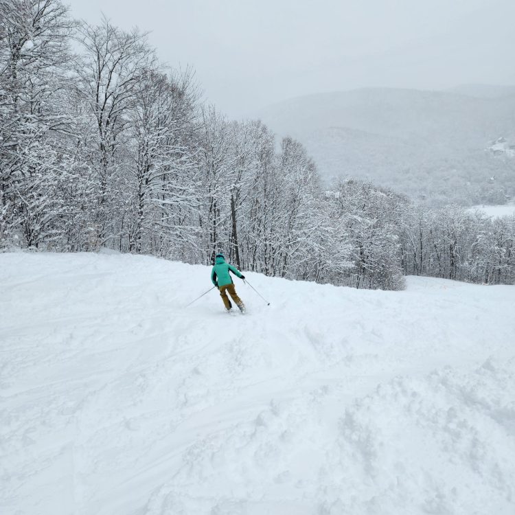 Ski Stoneham — plus de 30 cm de nouvelle neige et il continue de neiger à plein ciel